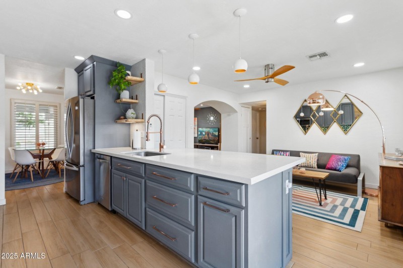 Kitchen with breakfast bar