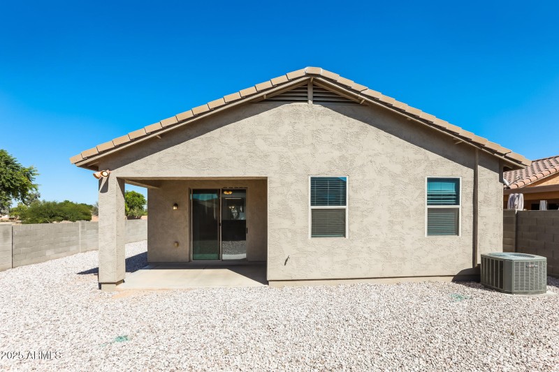 015-photo-rear-view-13214472