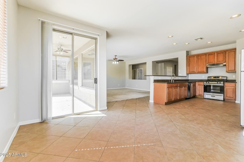 005-photo-dining-room-14343439
