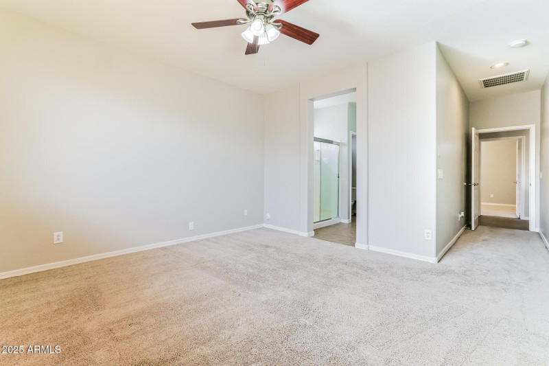 011-photo-main-bedroom-14343450