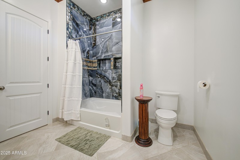 Bathroom 2-pic 3