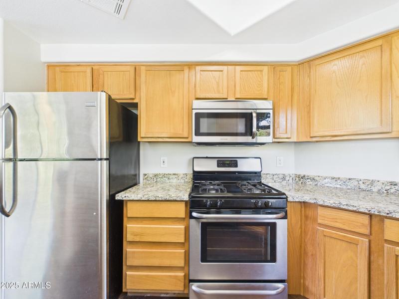 CAM02404G0-PR0127-STILL008