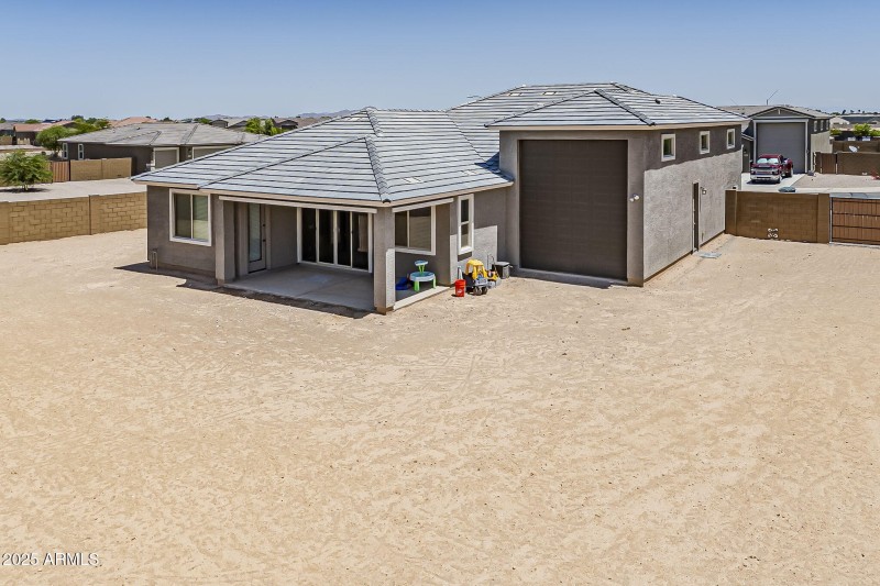 RV Garage opens on Both Sides