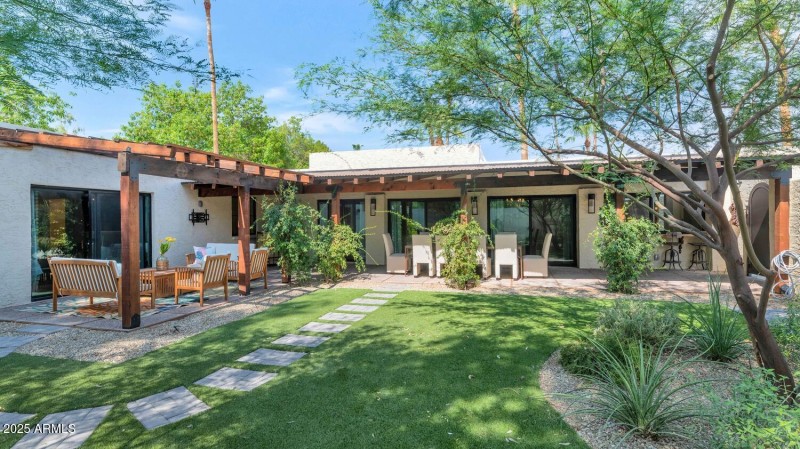 7311 E Manzanita Dr-large-004-024-TOD480