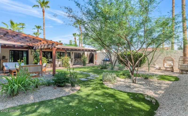 7311 E Manzanita Dr-large-006-041-TOD480