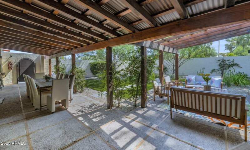 7311 E Manzanita Dr-large-010-013-TOD481