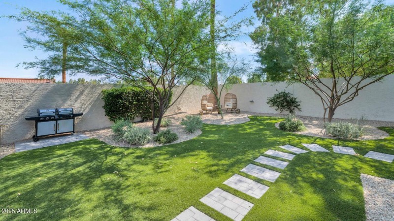 7311 E Manzanita Dr-large-009-021-TOD481
