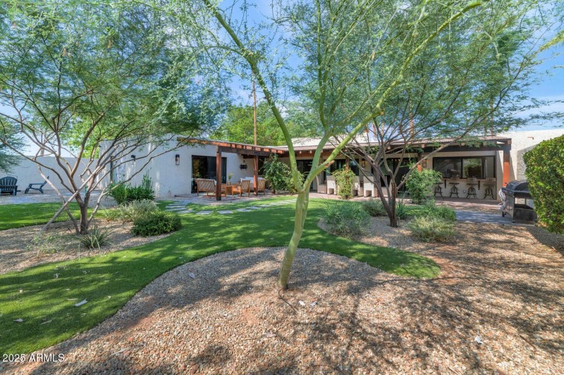 7311 E Manzanita Dr-large-008-026-TOD480
