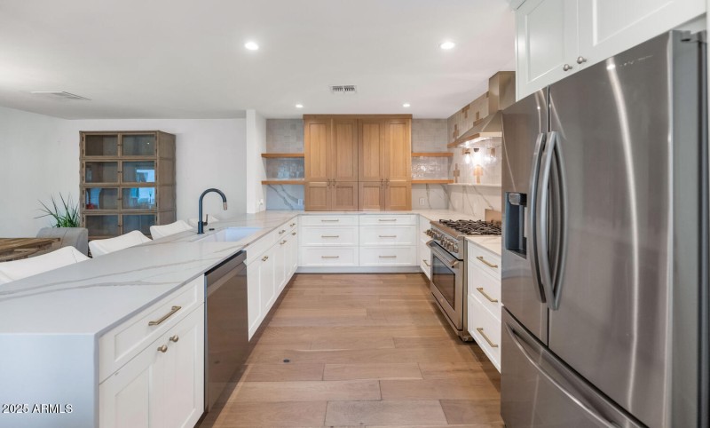 7311 E Manzanita Dr-large-015-018-TOD481