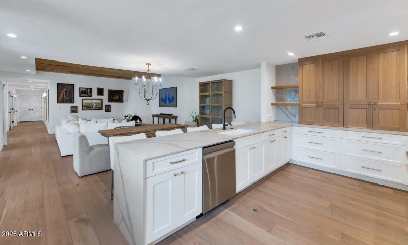 7311 E Manzanita Dr-large-016-020-TOD481
