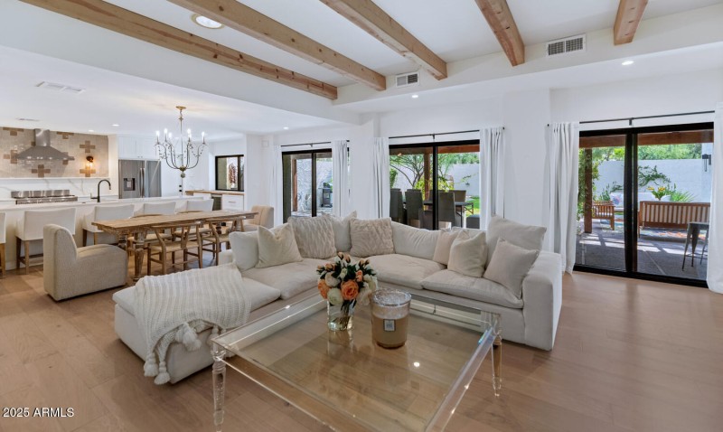 7311 E Manzanita Dr-large-019-029-TOD483