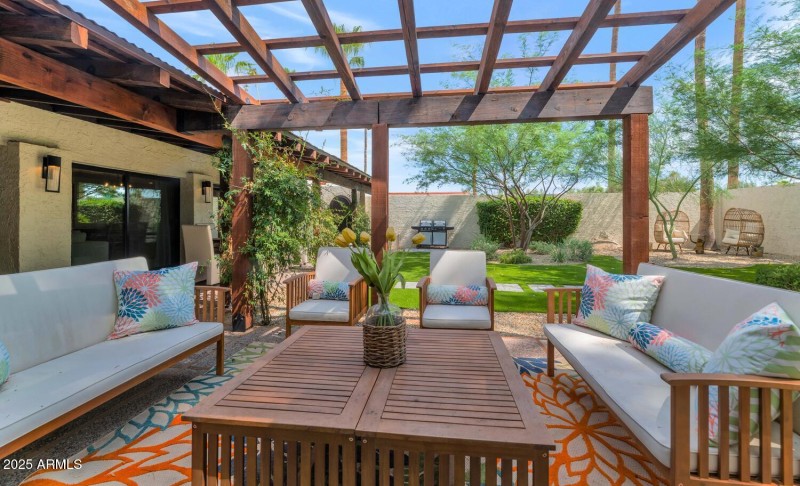 7311 E Manzanita Dr-large-026-042-TOD485