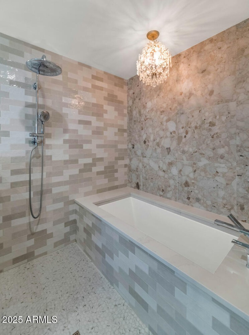 7311 E Manzanita Dr-large-028-038-TOD485