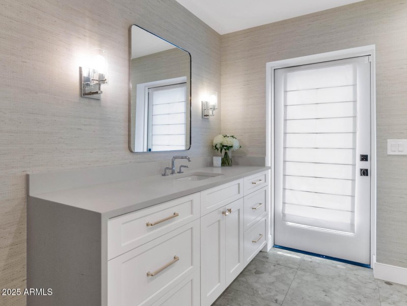 7311 E Manzanita Dr-large-029-040-TOD485
