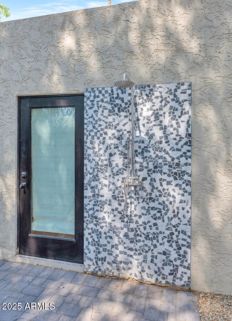7311 E Manzanita Dr-large-031-023-TOD480