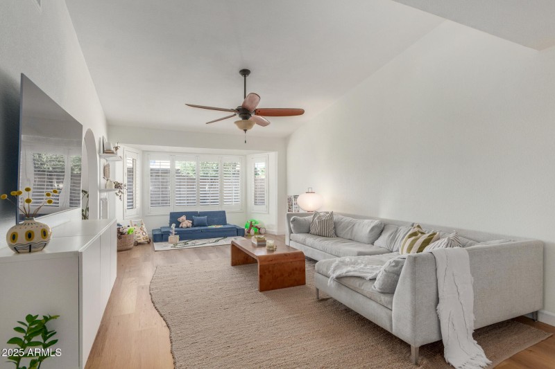 Living Room w/ CUTE bay window
