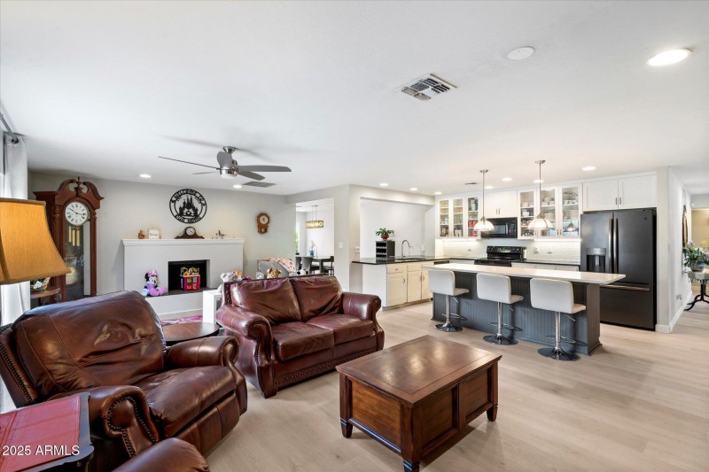 8 Family Room Open Concept 49-NEW