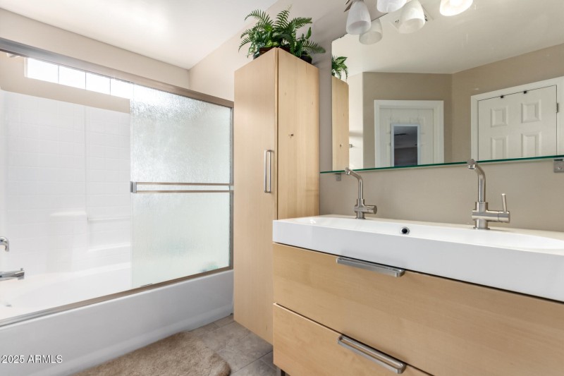 16 Master Bathroom