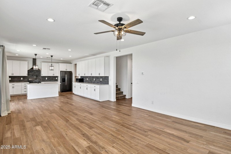 13-web-or-mls-E Joelle Dr-S2407-011