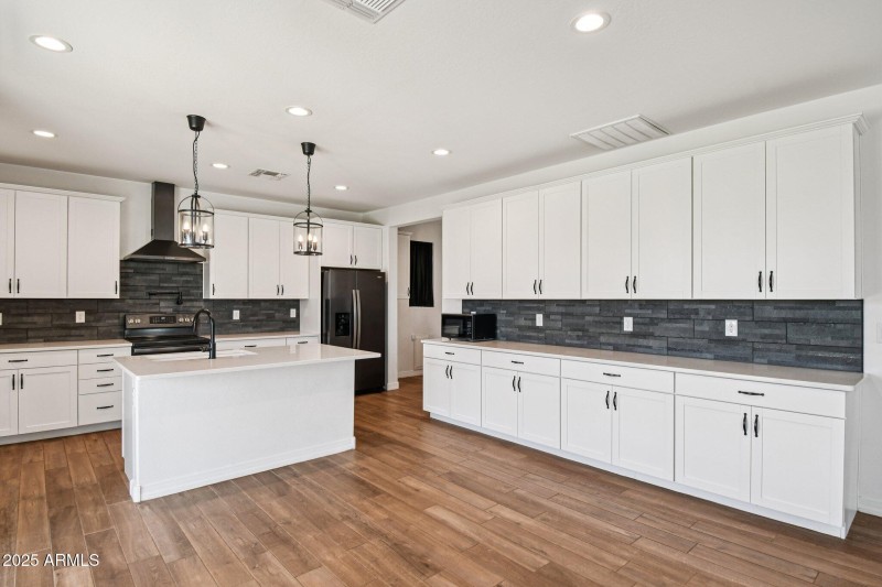 14-web-or-mls-E Joelle Dr-S2407-012