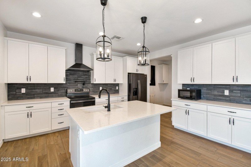 19-web-or-mls-E Joelle Dr-S2407-017
