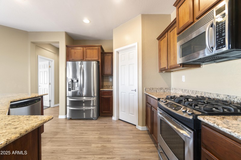 4 Kitchen w- stainess steel appliances