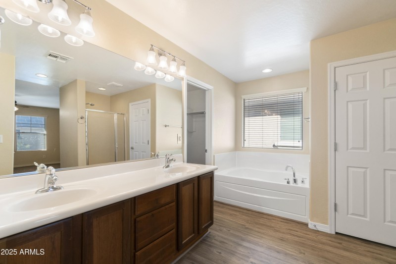 7 Primary bath w- dual sinks and tub