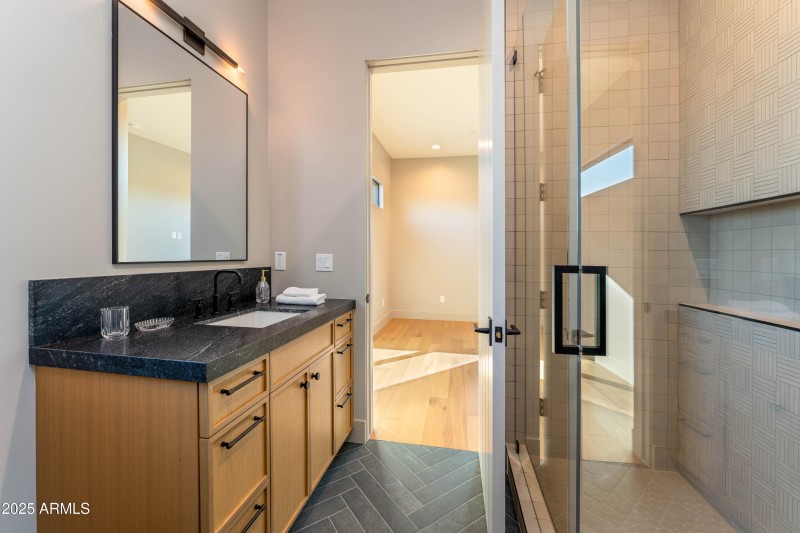 Guest bathroom 1