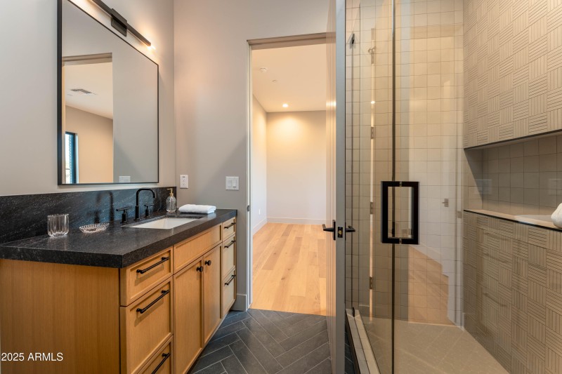 Guest bathroom 2