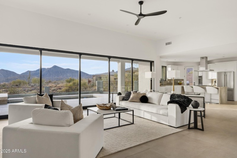 007_Great Room to Kitche