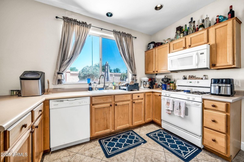 3341 N Garden Lane-16
