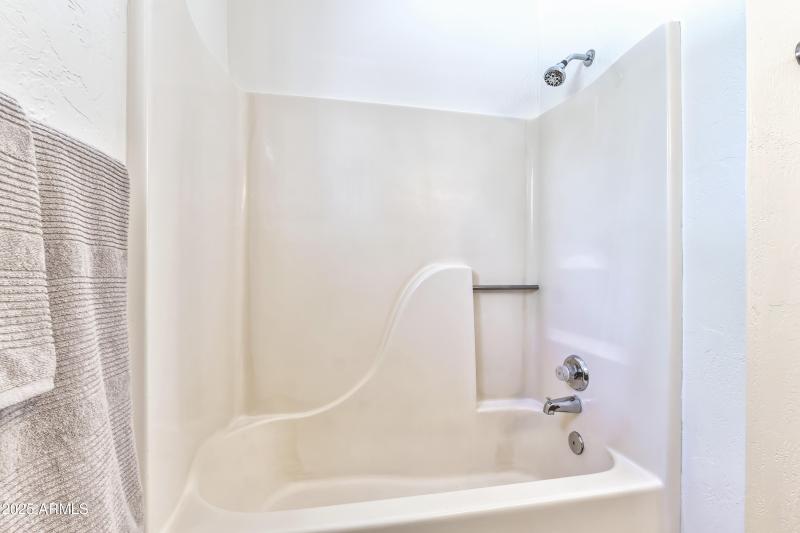 Barzona Interior - 18