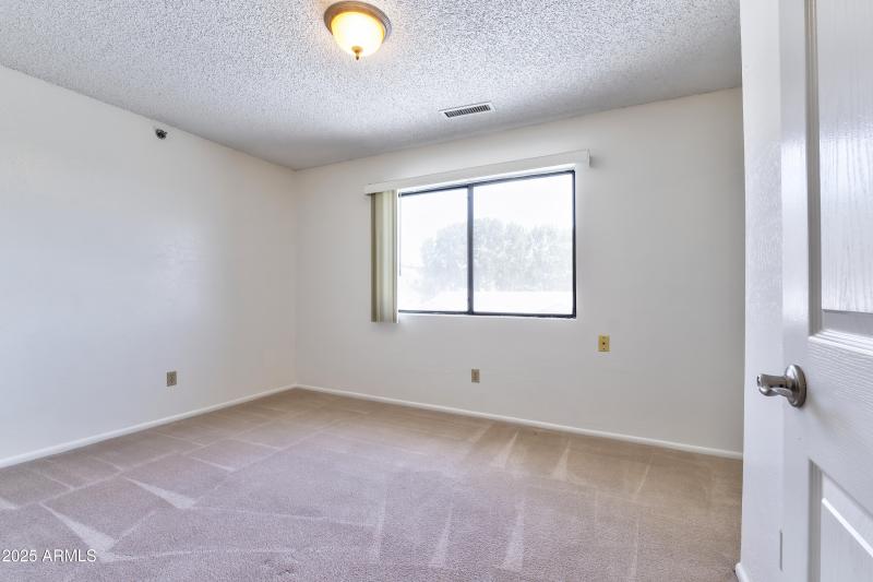 Barzona Interior - 19