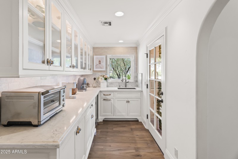Kitchen/Butler's Pantry off Family Room