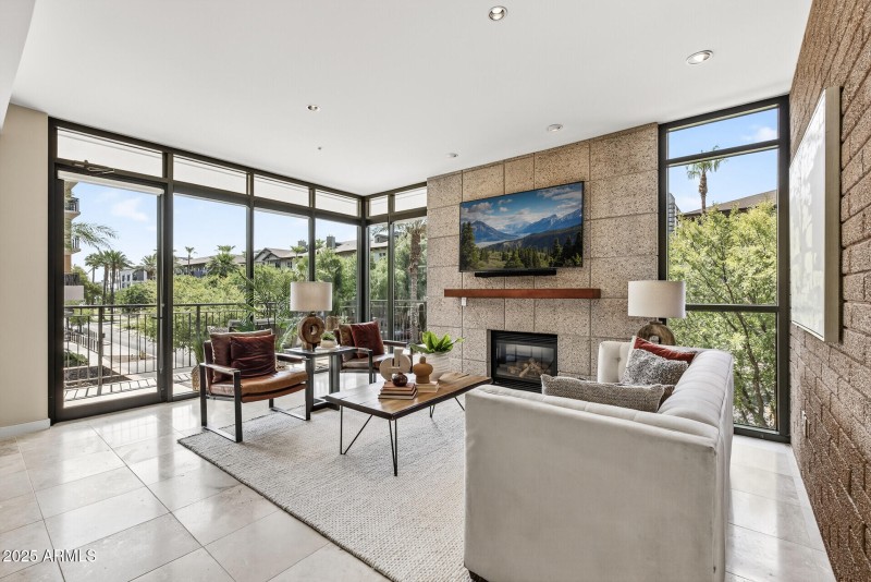 Gas fireplace
