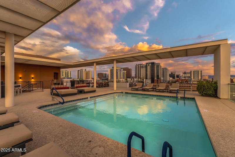 Rooftop pool w/panoramic skyline views