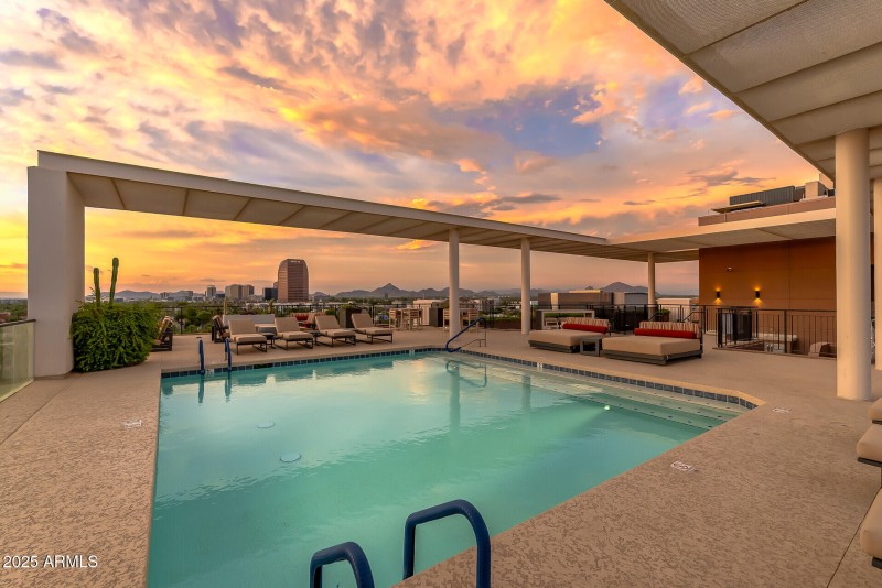 Rooftop pool w/panoramic skyline views