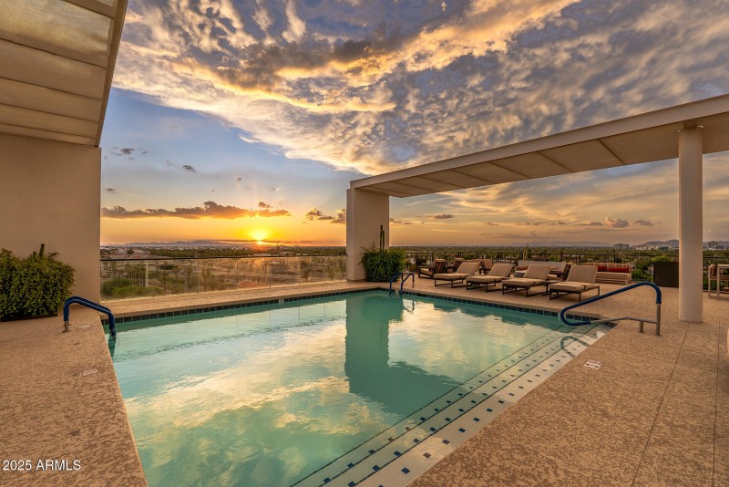 Rooftop pool w/panoramic skyline views
