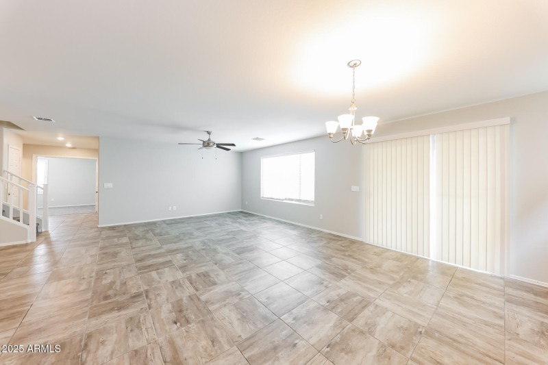 007-photo-dining-room-14372508