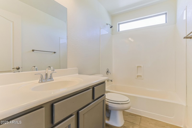 015-photo-bathroom-13127384