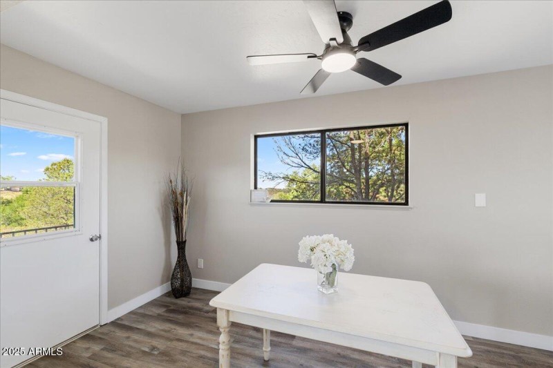 09-Dining with Balcony