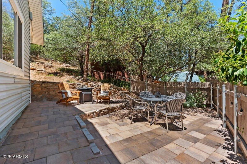 25-Sideyard Patio
