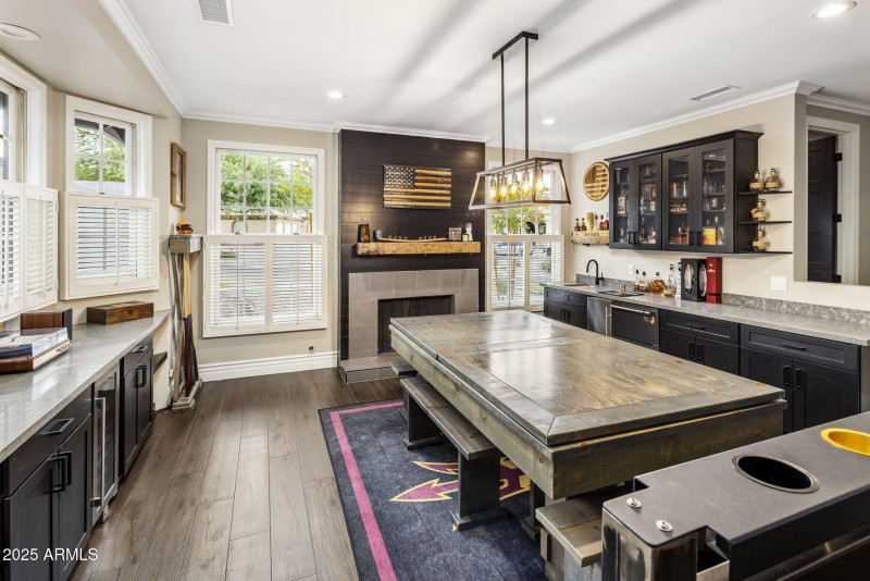 BAR & LIVING ROOM