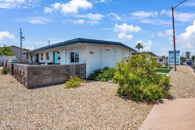 13-custom-1023 E Amelia Ave-13