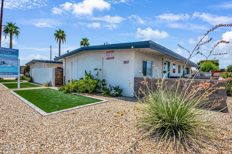 8-custom-1023 E Amelia Ave-8