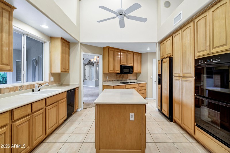 3819 E Ivyglen St-15
