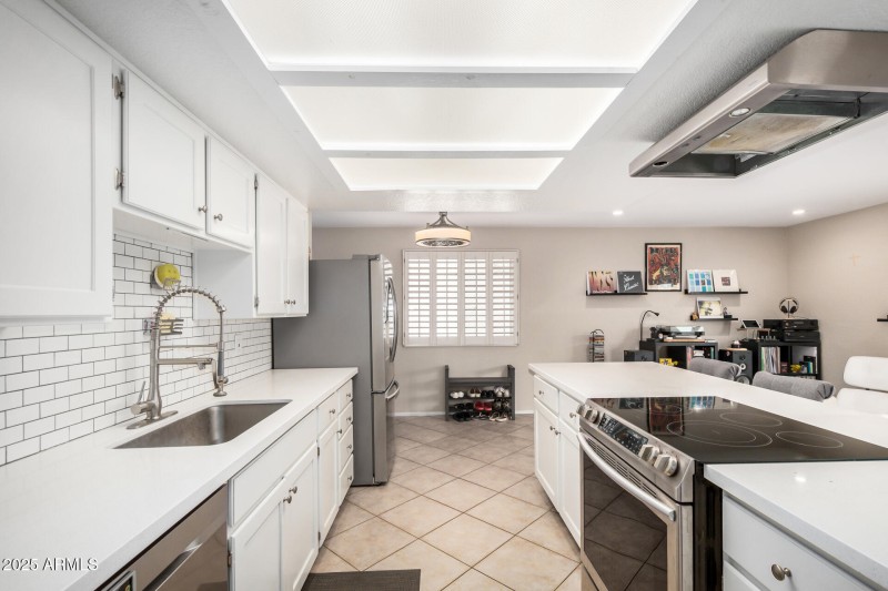 11-1233 W Dublin St