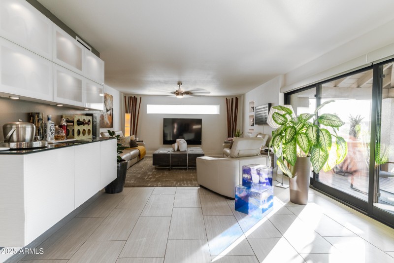 FamilyRoom01