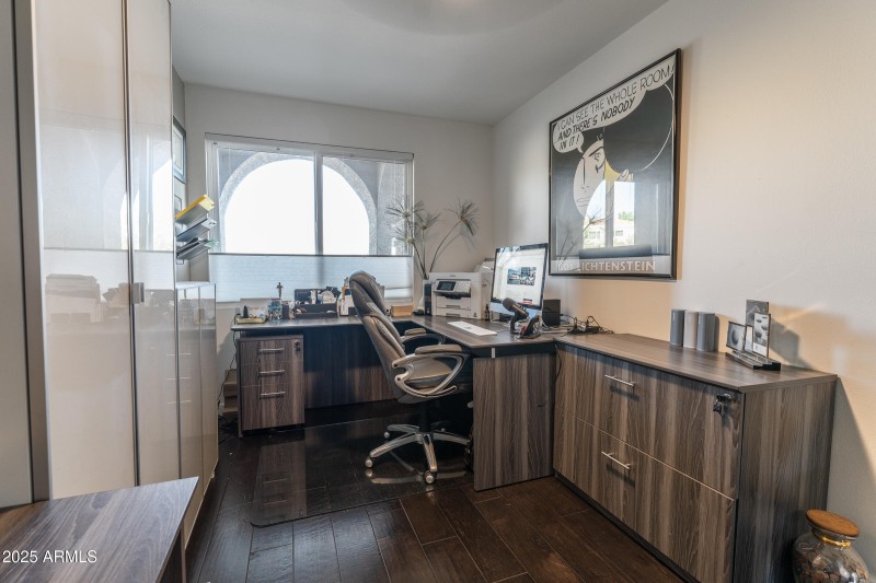 UpstarisOffice02
