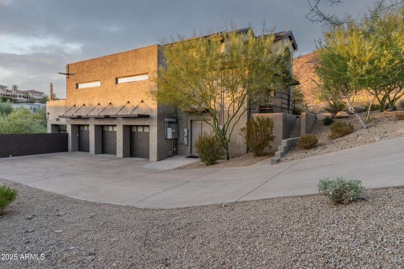 GarageExterior01